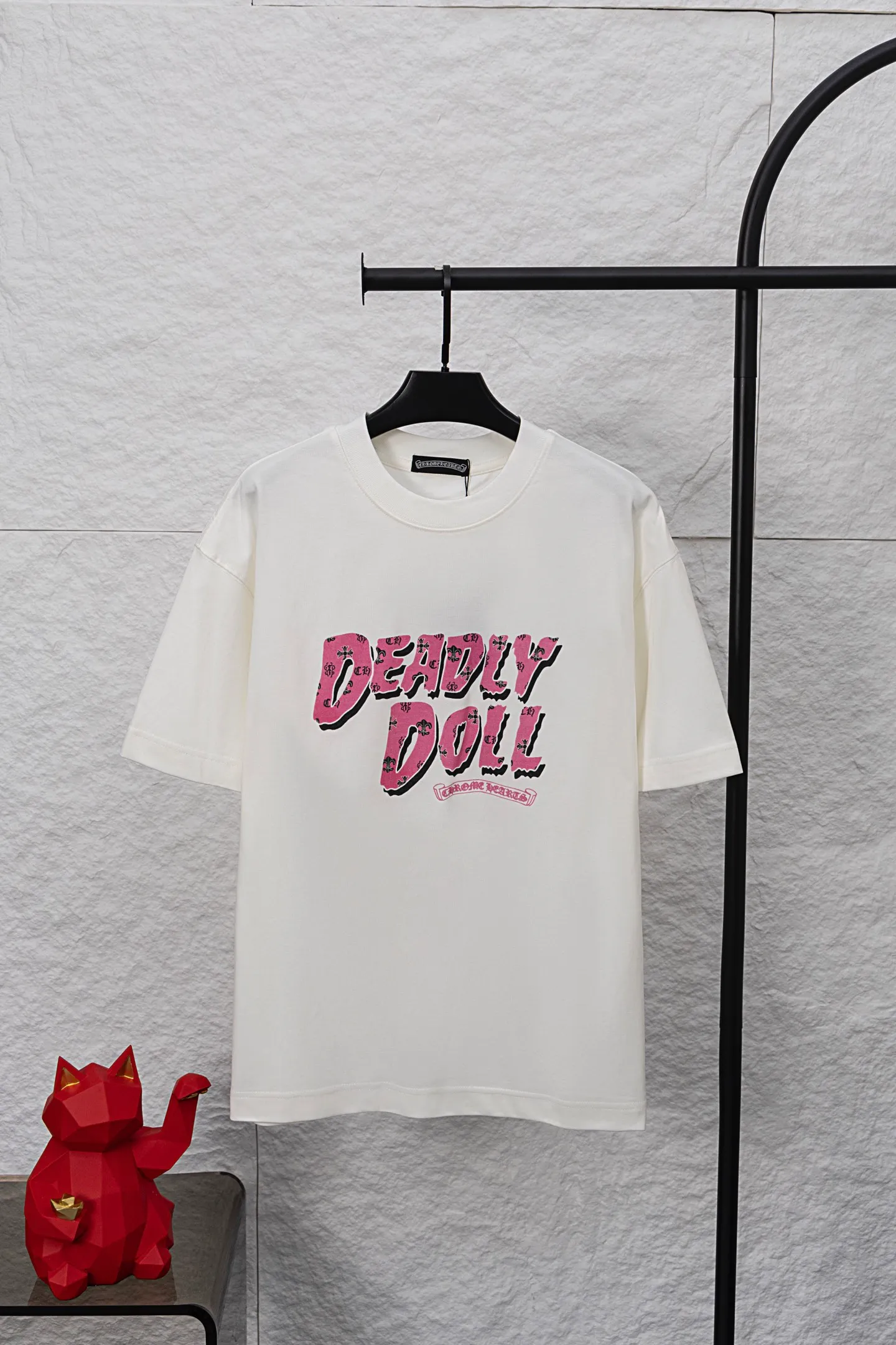P210 model number/F040 Chrome Hearts double-sided logo jacquard round neck half-sleeved T-shirt. Pink cross Sanskrit letters "Deadly Doll" pattern logo on the front. Customized fabric. Double-sided digital direct printing. Weight 280g. Loose fit. A piece that Chrome Hearts loves very much. Very suitable for summer color matching. Same style for men and women. Fabric: 280g. Version: OS version. Color: white.